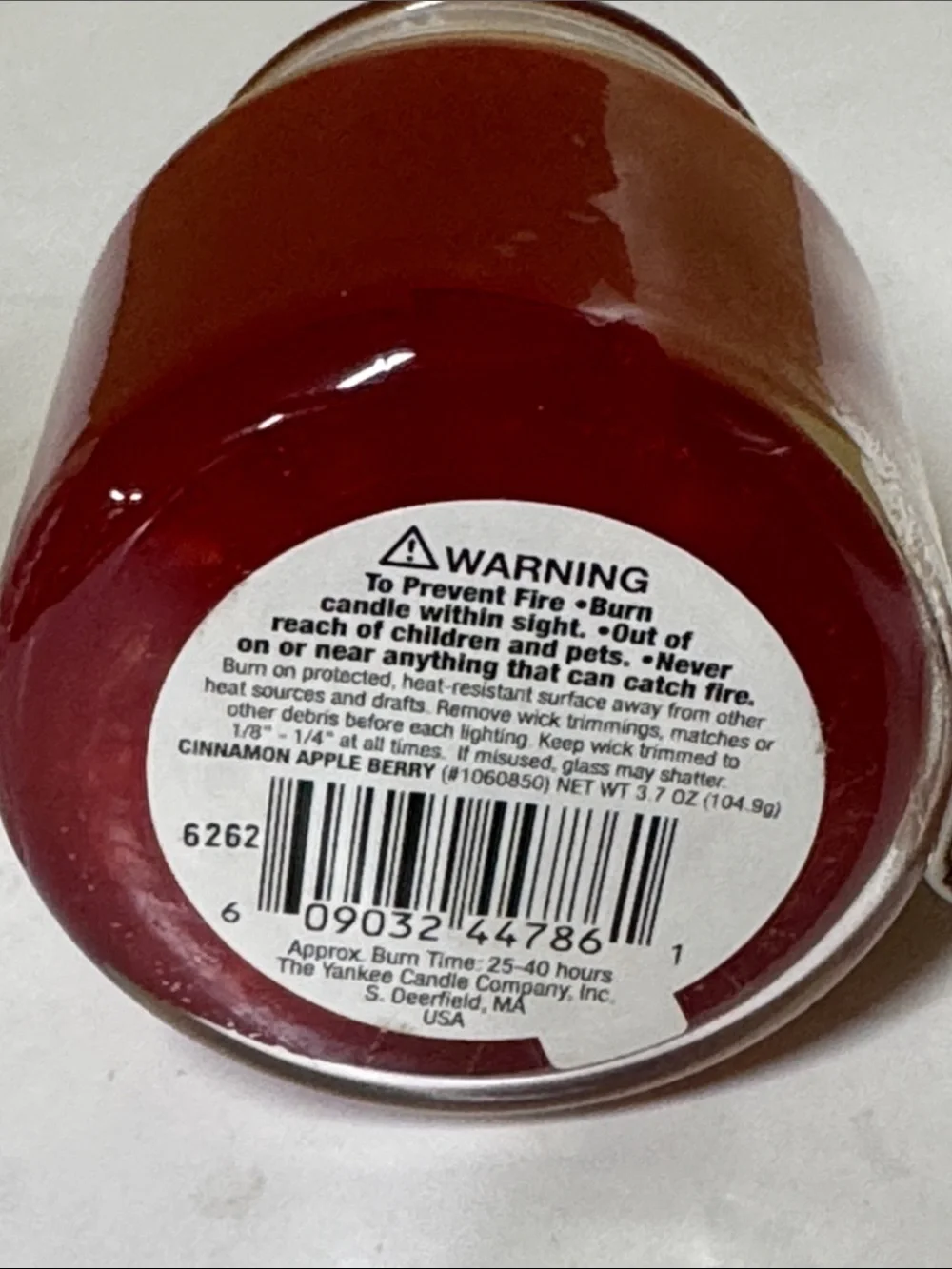 Yankee Candle Cinnamon Appleberry Red Housewarmer with Textured Glass Shade